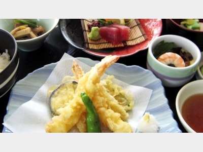 夕食：天刺膳／鮮度の良い旬の魚をお造りに。更に揚げたての天ぷらをご提供いたします＜一例＞