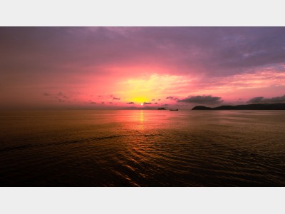 *夕日：外に出れば夕日に煌めく海原をゆっくりと漁船が行き交う、そんな風景がそこにはあります