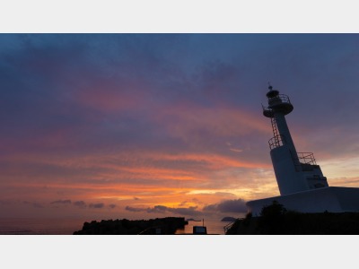*夕日：外に出れば夕日に煌めく海原をゆっくりと漁船が行き交う、そんな風景がそこにはあります
