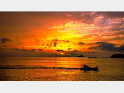 夕日：外に出れば夕日に煌めく海原をゆっくりと漁船が行き交う、そんな風景がそこにはあります