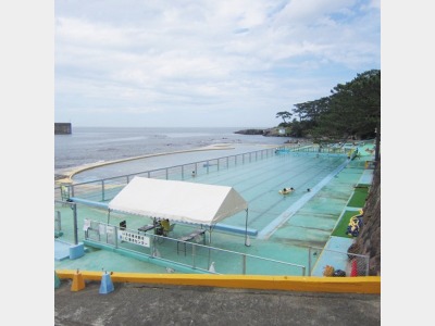 長崎鼻公園プール（海に面した海水プール）