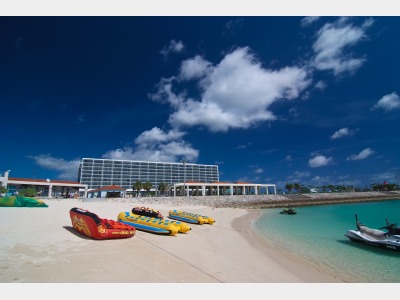 ビーチ越しの外観