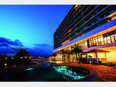 外観　プールサイド　夜