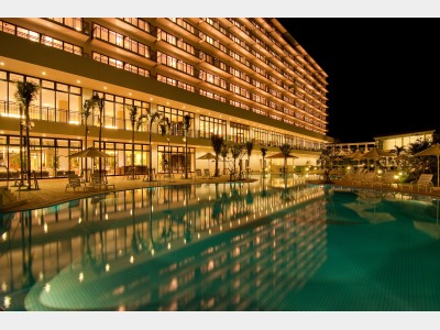 外観　夜　プール