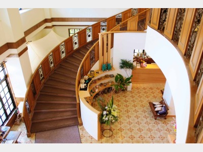 2階へと続く螺旋階段