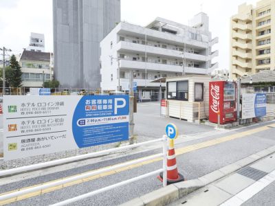 裏手50ｍ程の場所に約40台収容可能な平面駐車場（有料）がございます。