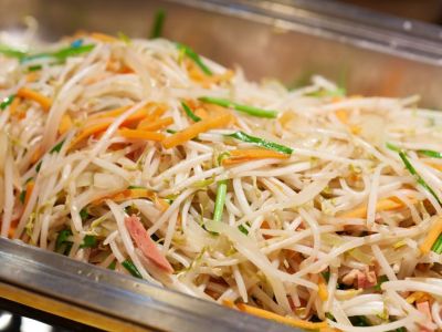 ▼朝食メニュー（日替り）もやしちゃんぷるー：シャキシャキの食感がたまりません！