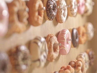 【プランタン】SNS映え間違いなし。色とりどりのドーナツが楽しめる「ドーナツウォール」