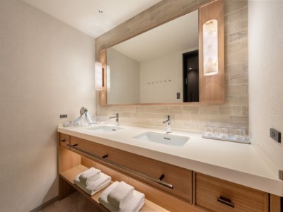 【クラブエグゼクティブツイン｜バスルーム】複数名でもゆったり使える広々ダブルベーシン