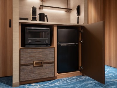 【クラブエグゼクティブツイン｜電子レンジ・冷凍冷蔵庫】長期滞在の旅を快適に。「BALMUDA」の電子レンジや冷凍冷蔵庫を完備