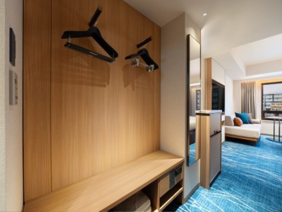 【クラブデラックスツイン】解放感のあるクローゼット、洗練された寛ぎの客室