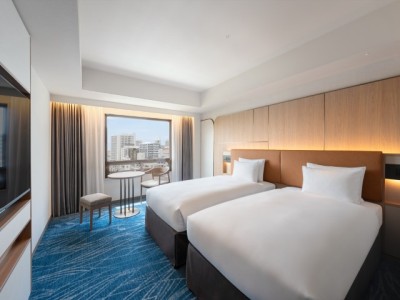 【クラブデラックスツイン】沖縄の色彩と機能美が織りなす、洗練された寛ぎの客室