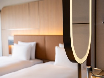 【クラブデラックスツイン】沖縄の色彩と機能美が織りなす、洗練された寛ぎの客室