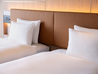 【クラブデラックスツイン】沖縄の色彩と機能美が織りなす、洗練された寛ぎの客室