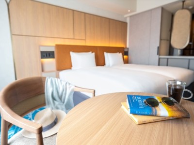 【クラブデラックスツイン】沖縄の色彩と機能美が織りなす、洗練された寛ぎの客室