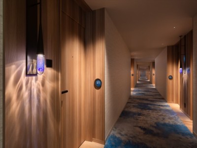 【客室廊下】沖縄の自然が織りなす、やすらぎの空間へ