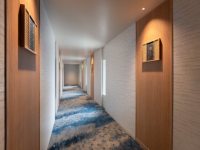 【客室廊下】沖縄の自然が織りなす、やすらぎの空間へ