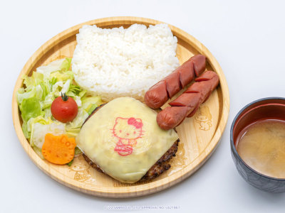 ワンプレート朝食（B：トッピング）①あぐー豚１００％チーズハンバーグ、②ソーセージ、③サラダ、④ライス、⑤みそ汁