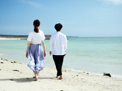 ビーチでお散歩デート♪青く輝く沖縄の海と真っ白な砂浜