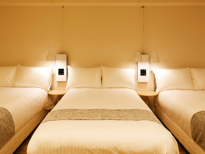 【スーペリア・トリプル】[4F]36㎡・セミダブルベッド3台のお部屋。