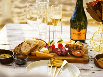 【絶景ディナー】[ビーチピクニック]沖縄の食材やオーガニックの食材を使用した料理をお楽しみ下さい。