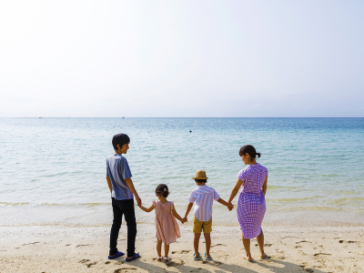 【海デビューは沖縄】綺麗な海と砂浜は、お子様の海デビューにピッタリです♪ご家族でぜひ沖縄へ♪