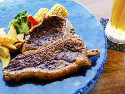 【選べる夕食-エメラルド】[徒歩5分]老舗ステーキを食べながら、綺麗な海を心ゆくまで♪