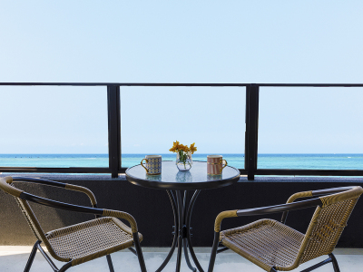 【エグゼクティブ・ペントハウス】バルコニーからは青い海と空。リゾート気分をお愉しみ下さい♪