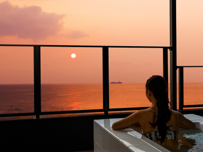 【エグゼクティブ・ペントハウス】[バスルーム]刻一刻と表情が変わる海を見ながら快適なお風呂の時間を♪