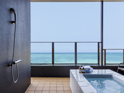 【エグゼクティブ・ペントハウス】[バスルーム]刻一刻と表情が変わる海を見ながら快適なお風呂の時間を♪