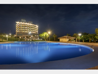 夜のプールから見たホテル