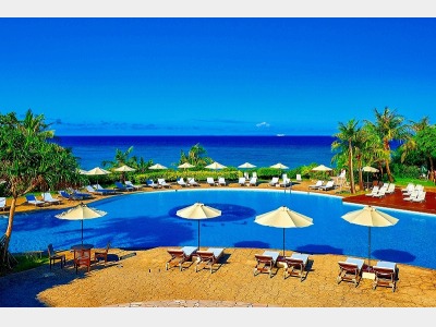 ガーデンプールと海