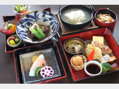 朝食は三段重の瀬長膳（イメージ）
