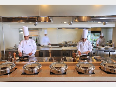 食事イメージ　オールデイダイニング「コラーロ」　オープンキッチン