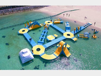 海上アスレチック「かりゆしウォーターランド」