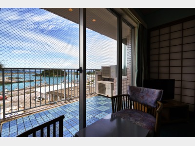 【3階～4階和洋室◇客室一例】海側ベランダからは東シナ海が一望できます