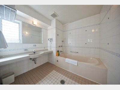 【3階～4階和洋室◇客室一例】広々バスルーム