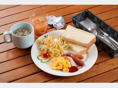 【1Fカフェ＆プールバー◇朝食】パンは地元の有名店より届けて頂いており、好評です。