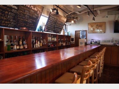 【1Fカフェ＆プールバー】夜のバータイムでは沖縄の地酒の泡盛やオリジナルカクテルをご用意