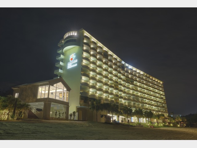 かねひで喜瀬ビーチパレス 外観　夜