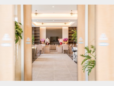 正面玄関から見たロビー