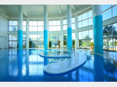 海水を取り入れたインドアプール（通年営業）