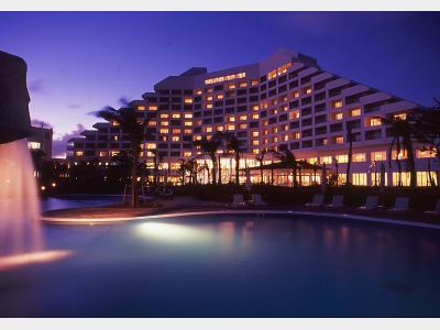 外観　タワーウィング（夕景）