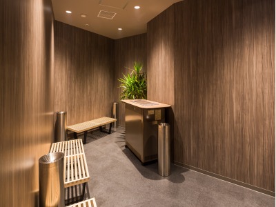 【喫煙所／1階】ホテル敷地内では1階の喫煙所でのみ喫煙可能です。