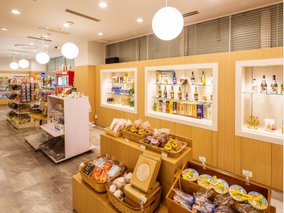 【The ART SHOP／1階】コンビニゾーンでは飲み物やお菓子、日焼け止めなど日用品が揃います