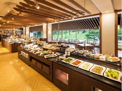 【Allday Dining AQARIUS／1階】中庭を望む空間でのんびりお食事をお楽しみください