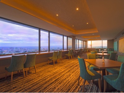 【CAPRICORN／13階】ホテル最上階からの絶景を楽しめる天空カフェ・バー