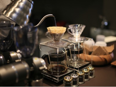 【ダグズ･コーヒー／1階】テイクアウトコーヒーショップ：1杯ずつハンドドリップ。