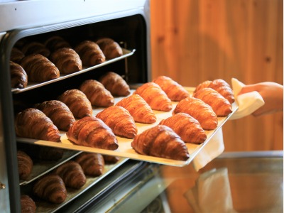 【朝食イメージ】焼きたてのクロワッサン（1F Allday Dining AQARIUSにて）