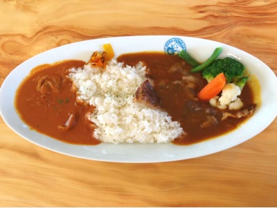 敷地内cafe（Wカレー）1700円
